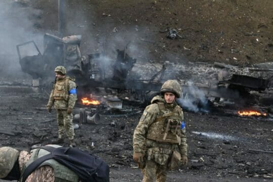 Guerra, Mariupol: forze armate annunciano evacuazione completa dell’acciaieria Azovstal. Bombe contro base militare vicino al confine con la Polonia