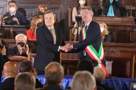 Mario Draghi oggi è arrivato al Maschio Angioino per firmare il Patto per Napoli con il sindaco Gaetano Manfredi. Ma di cosa si tratta? E a che serve?