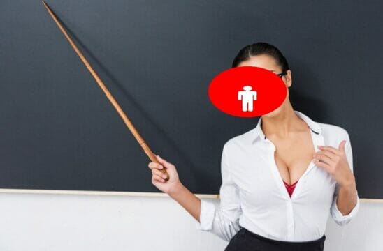 Prof porcella riammessa a scuola dopo leccata di  capezzolo a un uomo durante una lezione zoom: genitori furiosi