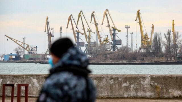 Guerra, Mosca prende il porto di Mariupol, ma Kiev colpisce un incrociatore russo