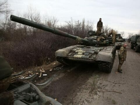 Guerra: “Ok a nuovi corridoi umanitari da Mariupol”. Zelensky: i russi pronti a sferrare potenti attacchi a sud e nel Donbass