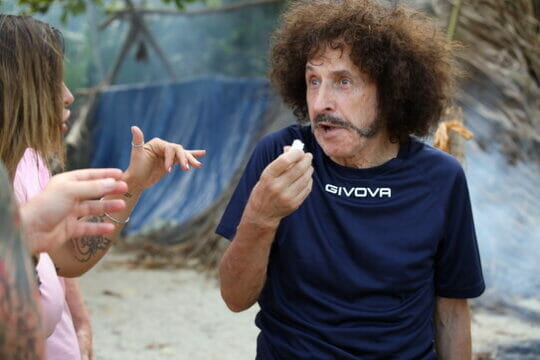 “Isola dei famosi”, espulso Silvano dei Cugini di Campagna per espressione blasfema