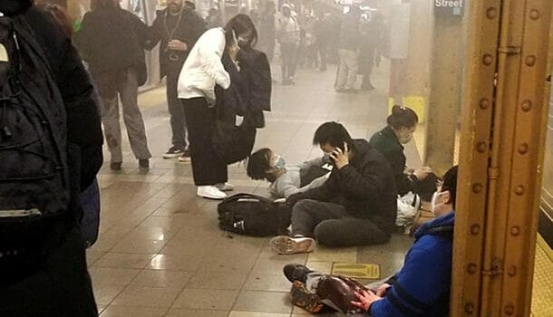 Spari e terrore in metro: 29 feriti, identificato l’assalitore