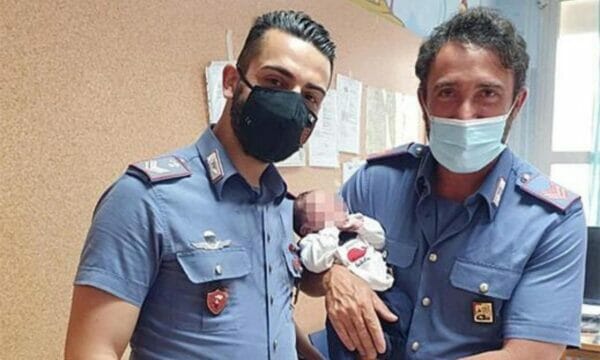 Neonato con cordone ombelicale abbandonato in una cesta: salvato dai carabinieri