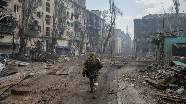 Zelensky: “Da inizio guerra oltre duemila missili sull’Ucraina”. Oggi nuova evacuazione da Mariupol