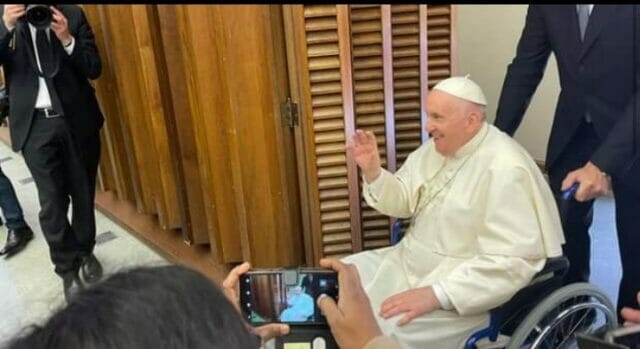Papa Francesco in carrozzina per i problemi al ginocchio. Lungo applauso delle suore in Vaticano