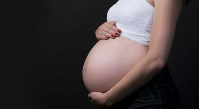 Fa dormire la fidanzata incinta di suo figlio sul pavimento: “non voglio che mi rovini il divano”