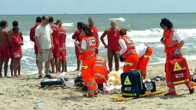 Dramma in spiaggia, bimbo di 4 anni muore annegato: l’orrore davanti ai genitori
