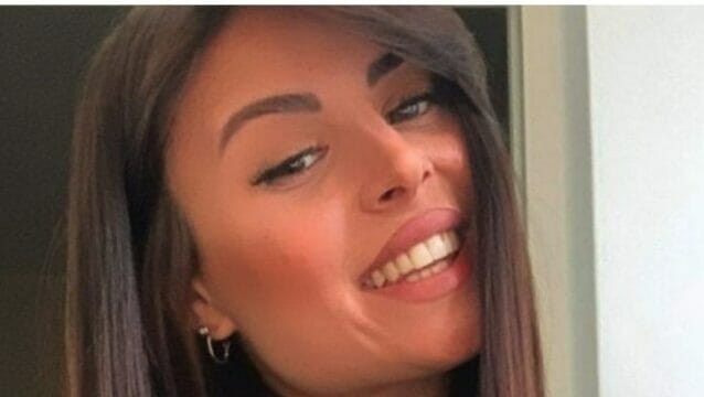 L’addio a Sabrina, morta in un incidente in moto: la 20enne sepolta in abito da sposa