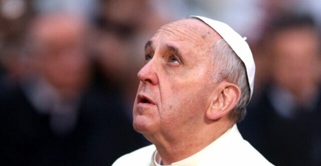 Papa Francesco cancella processione del Corpus Domini, non può camminare e deve stare a riposo