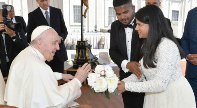 Niente sesso prima delle nozze: l’appello del Papa ai fidanzati