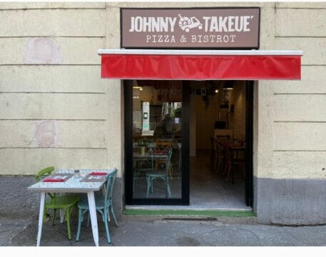Arriva a Milano la nuvola di pizza in pala di Johnny Take Uè