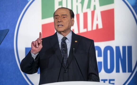 La risposta di Berlusconi all’attacco di Meloni:«Nessuno si permetta di dubitare sul mio atlantismo. Audio e appunti?Fanno di tutto per screditarmi,ma non ci riusciranno »