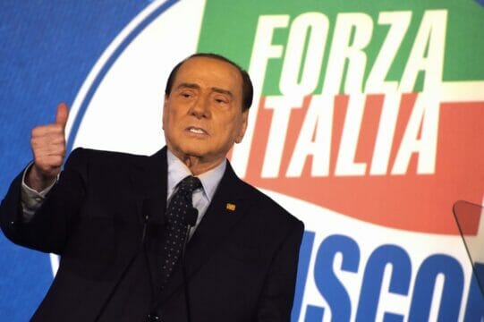 Berlusconi scatenato fa una nuova promessa agli italiani:”con noi al Governo dentiere gratis per gli anziani…”