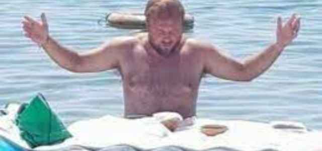 Don Mattia Bernasconi celebra messa  in mare su materassino.  Il prete: ” Chiedo scusa, faceva troppo caldo!”