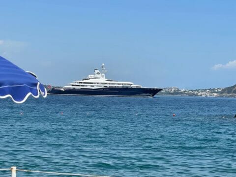A largo di Ischia il super Yacht dello sceicco Al Thani