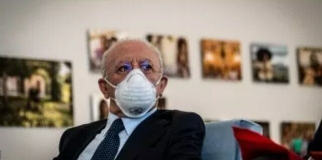 De Luca sul Covid in Campania: “Il problema sta diventando serio, indossiamo sempre la mascherina”