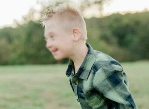 Bambino di sei anni con autismo e sindrome di Down scomparso: ritrovato morto nel laghetto vicino casa