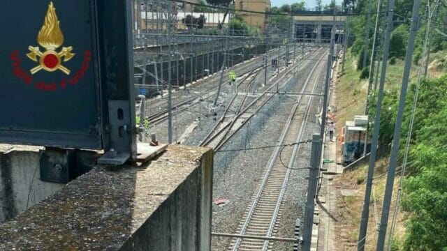 Incastrato tra le porte del treno viene trascinato per diversi metri: muore 50enne