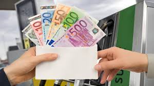 Sconti sulla benzina, Bonus 200 euro, taglio dell’Iva su pane e pasta: Draghi prepara suo ultimo Decreto da Premier.