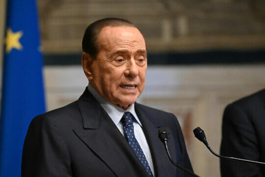 Berlusconi contro l’inflazione: «Via l’Iva sul carrello della spesa».Il cavaliere rispolvera vecchie promesse dell’alleato Salvini.