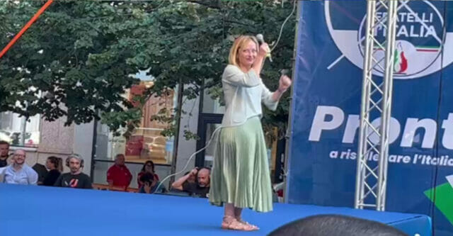 Giorgia Meloni, la piazza scandisce il suo nome e lei scatenata balla sul palco alla faccia della sinistra