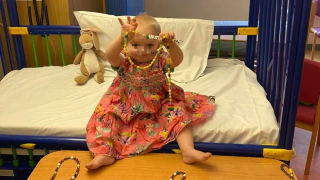 Un vero miracolo per la piccola Rachael:nata con più di 100 tumori è riuscita a sconfiggerli con due anni di chemioterapia.