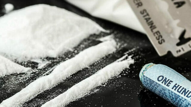 40enne fa provare la cocaina al figlio 12enne: denunciato