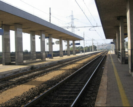 Fratellini di 3 e 6 anni restano soli in stazione: il treno è ripartito prima che la madre riuscisse a scendere