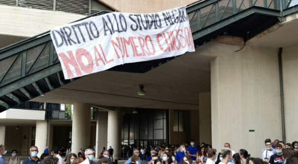 Giovani protestano contro il test d’ingresso di medicina «Diritto allo studio negato, no al numero chiuso»
