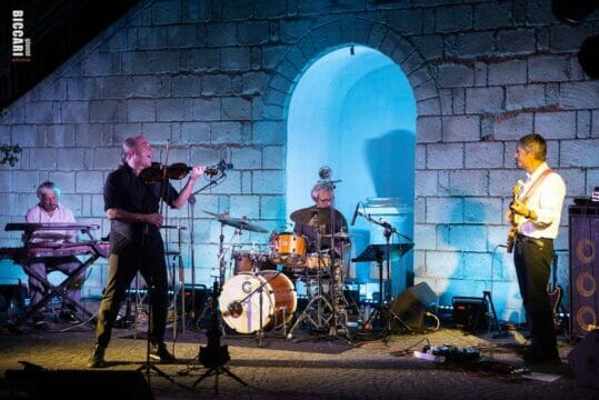 Al Castello Aragonese di Baia va di scena il nuovo spettacolo “Via Napoli – da Pergolesi a Pino Daniele”
