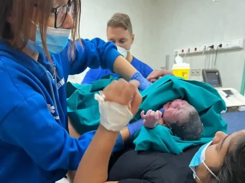 Donna partorisce in ambulanza: “Benvenuto al piccolo Rbab”