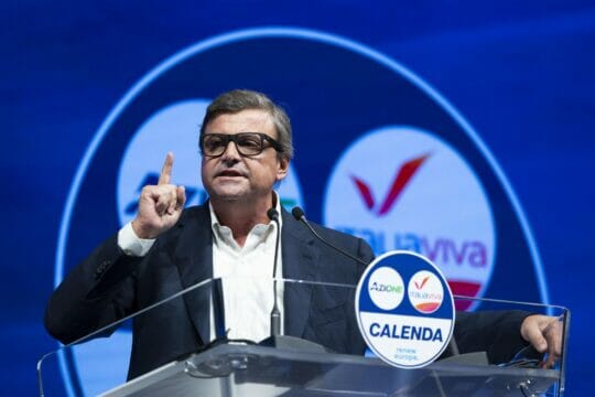 Carlo Calenda al forum Ansa: ‘Un governo Meloni? Cadrebbe a pezzi in pochi mesi’