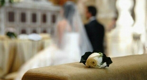 «Non sono pronto»: sposo abbandona la sposa il giorno prima delle nozze