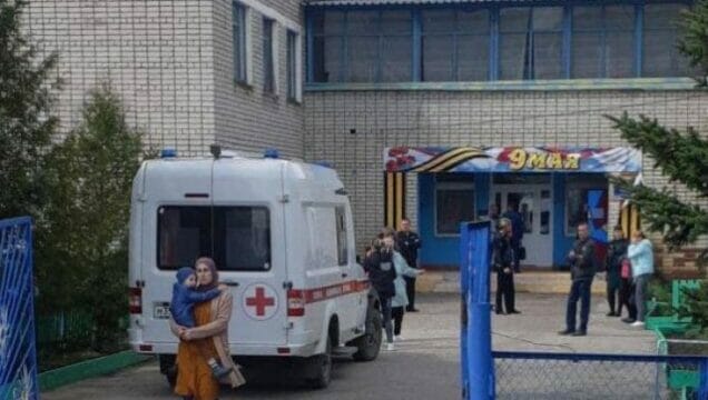 Uomo armato entra in una scuola e spara: almeno 6 morti e 20 feriti
