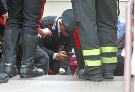 Ultim’ora, carabiniere spara al suo comandante e si barrica in caserma: l’ufficiale lotta tra la vita e la morte