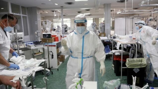 Covid,presa di posizione di medici ed infermieri contro stop alle mascherine:«È un rischio da non correre»