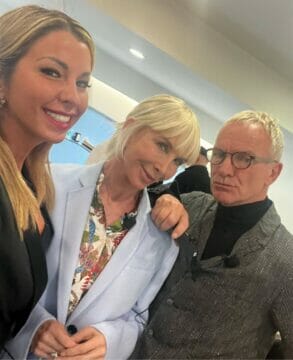 Claudia Conte, su Instagram  in compagnia della star internazionale Sting e di sua moglie, la produttrice Trudie Styler
