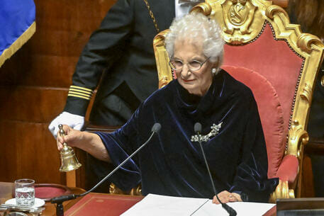 La presidente provvisoria Liliana Segre apre la prima seduta al senato tra emozione e tanti applausi!