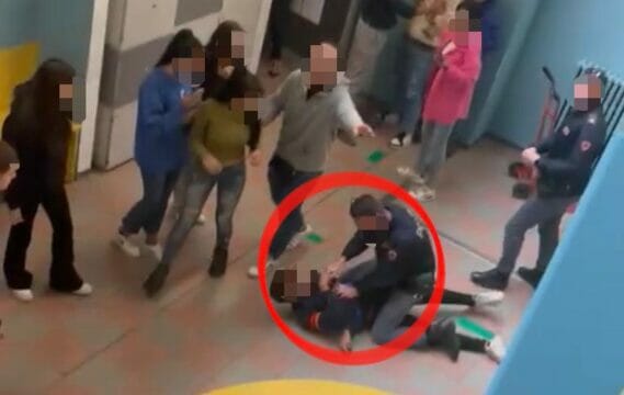 Polizia irrompe in una scuola e immobilizza a terra uno studente di 14 anni,il collettivo:«Un abuso di potere da parte delle forze dell’ordine»