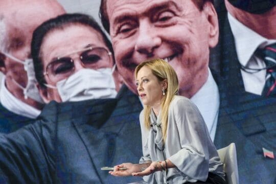 Meloni e il suo dubbio amletico:”cedo ai ricatti di Berlusconi e Salvini o li caccio subito?”