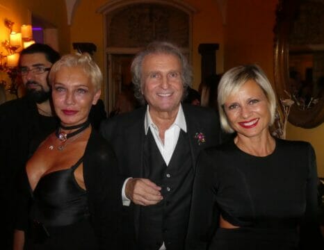 Paolo Pazzaglia tra donne piangenti,  fiori  con commiati erotici e dissacranti, in  un’atmosfera austera da inferi. A Roma inscena il party del noto imprenditore dello showbiz