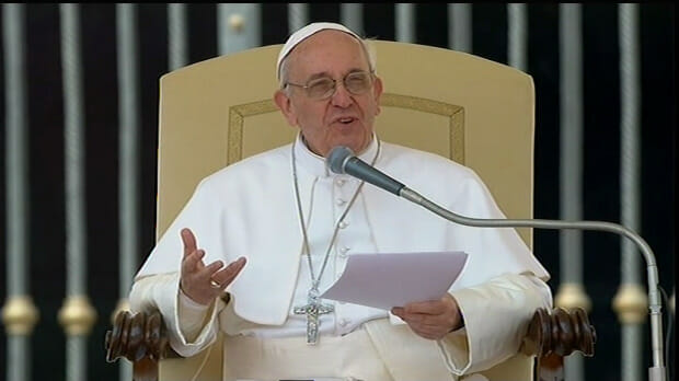 Il Papa rimprovera i fedeli:”Nel mondo si muore di fame e in tanti sprecano il cibo”