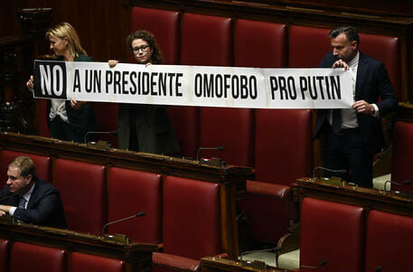 Clamoroso striscione dai banchi del PD:«No a un presidente omofobo pro Putin»