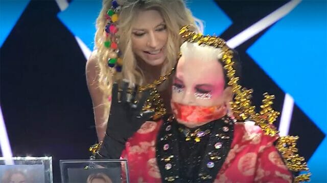 Tale e Quale Show, Valeria Marini imita Shakira e Malgioglio la distrugge: “Più che Shakira, sei stata una sciagura”