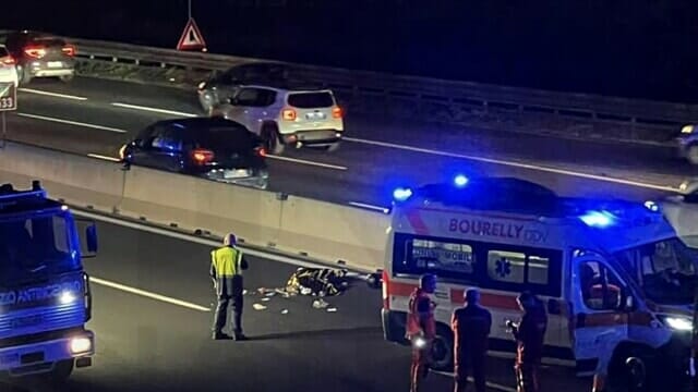 Incidente mortale in autostrada:moto travolge pedone,2 morti ed una ragazza che lotta tra la vita e la morte