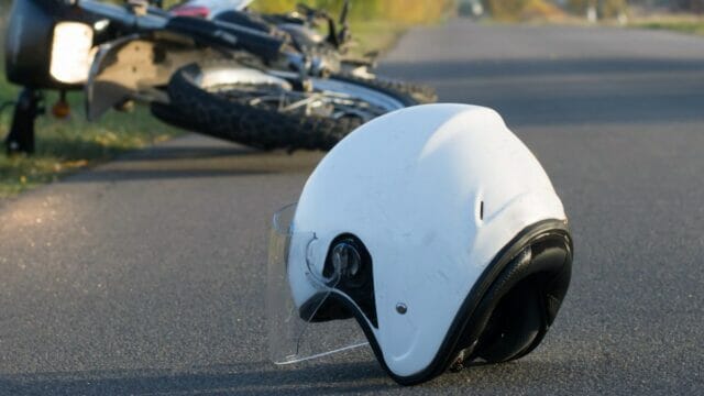 A seguito di una lite,automobilista urta motociclista al semaforo: purtroppo il centauro muore sul colpo