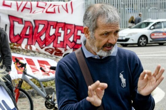 Pietro Ioia,garante dei detenuti di Napoli arrestato a seguito di un’inchiesta: l’accusa è quella di aver portato droga e dispositivi elettronici in carcere in cambio di soldi