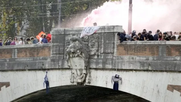 Corteo di studenti a Roma: appendono manichini impiccati di Fontana e La Russa