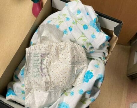 Neonata abbandonata in una scatola: la piccola Alice ora ha trovato una famiglia